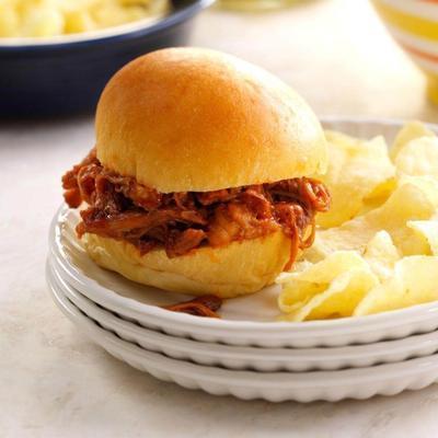 slowcooker rokerige bbq draadjesvlees sandwiches