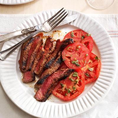 gegrilde ribeye steaks met gemarineerde tomaten