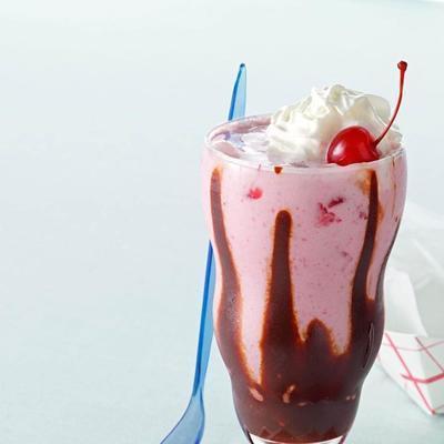make-over biefstuk en shake chocolade bedekt met aardbeien milkshake