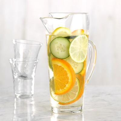 citrus en komkommer toegediend water