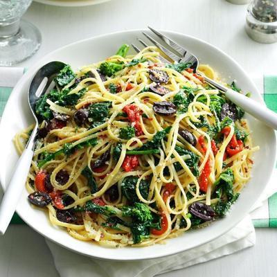 linguine met broccoli rabe, geroosterde paprika's en kalamata-olijven