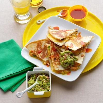 garnalen en groene chili-quesadilla's met guacamole