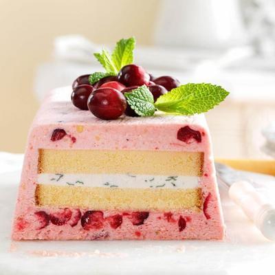 cranberry lime semifreddo met dronken pond cake