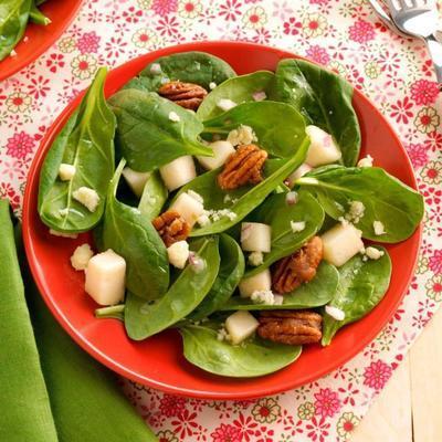 baby spinazie salade met gesuikerde pecannoten en blauwe kaas