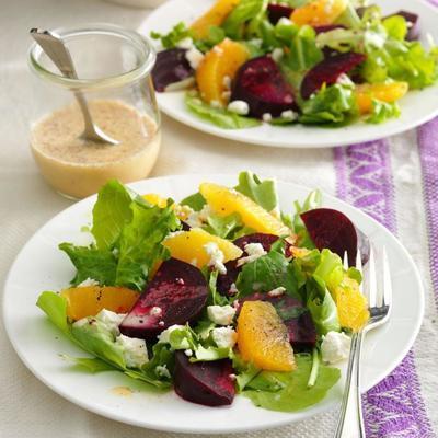 bieten en oranje salade met notenpasteitjes
