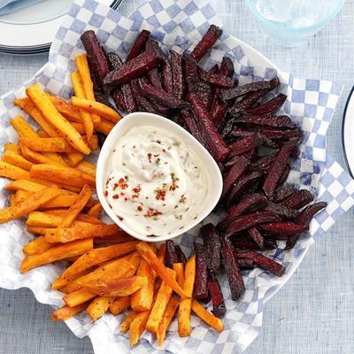 gebakken bieten en zoete frietjes met mayonaise