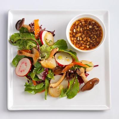 gegrilde shiitake salade met pittige sesam-gember vinaigrette