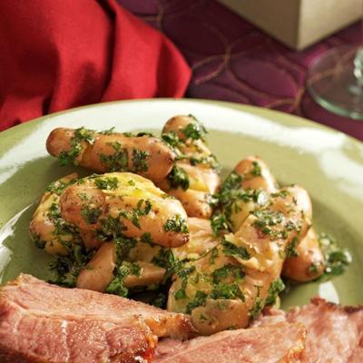 Spaanse verbrijzelde aardappelen met koriander saus