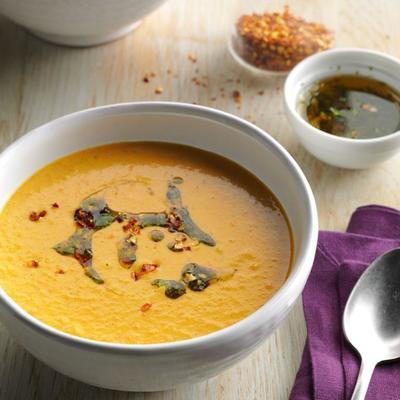 zoete aardappel bisque met geslagen chili olie motregen