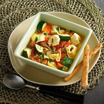 courgette, spinazie, tortellini soep met verse rozemarijn