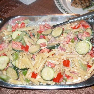 pasta met groenten in een tahini en yoghurtsaus
