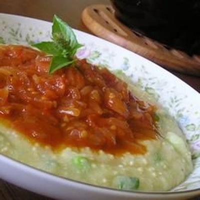 zachte polenta met pittige tomatensaus