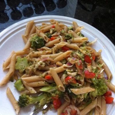 penne met rode pepersaus en broccoli