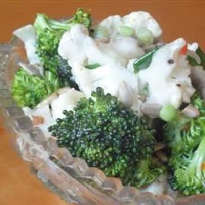 pittige salade van broccoli en bloemkool