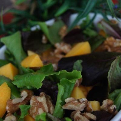 kippensalade met perziken en walnoten