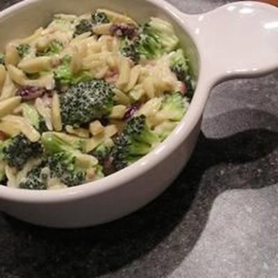 salade van broccoli en broccoli