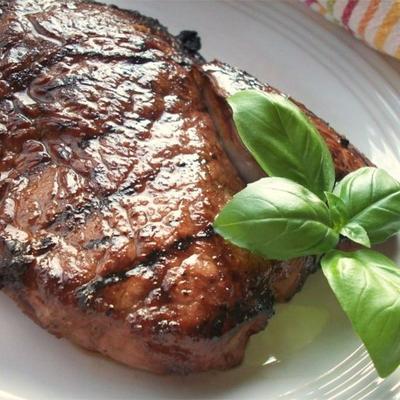 hartige knoflook gemarineerde steaks