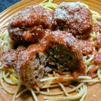 Italiaanse spaghettisaus met gehaktballen