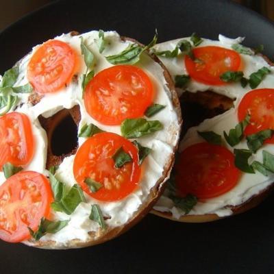 queenie's moordenaar tomaat bagel sandwich