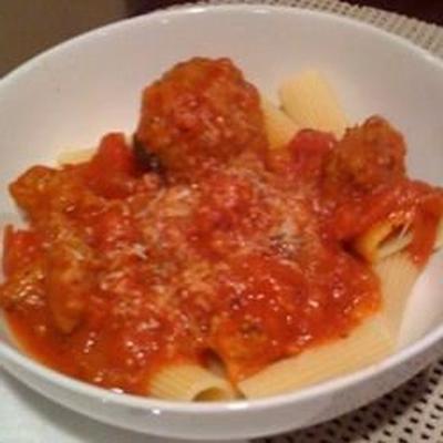 oma's zelfgemaakte Italiaanse saus en gehaktballen
