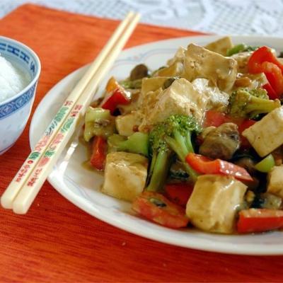 tofu en groenten in pindasaus