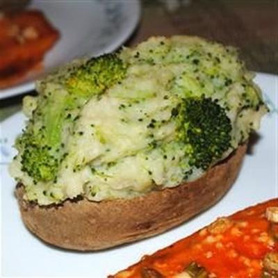 Parmezaanse en broccoli gevulde aardappelen