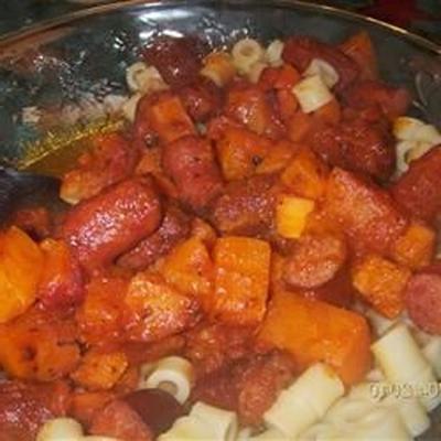 gebakken kielbasa en aardappelen in saus