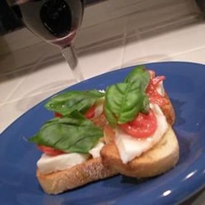 crostini met mozzarella en tomaat