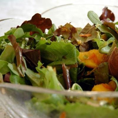 mesclun en mango salade met gember wortel dressing