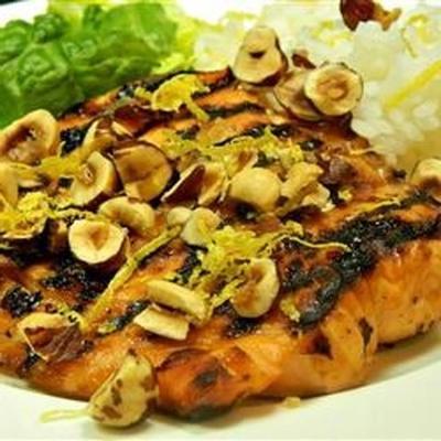 gegrilde zalm met limoen-hazelnootsaus