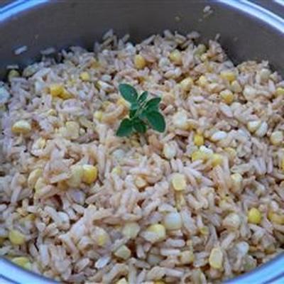 gemakkelijk gekruide bruine rijst met maïs