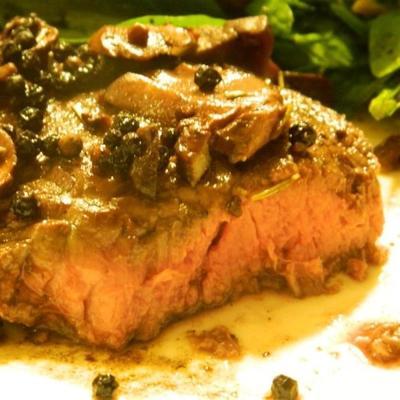 merlot-peppercorn steak saus