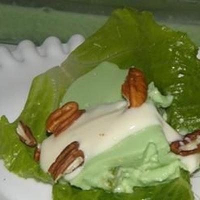 De gegoten avocado-salade van tante mabel met geroosterde pecannoten