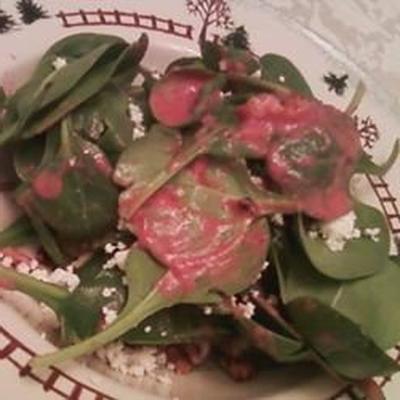 spinazie en geitenkaas salade met rode bietvinaigrette