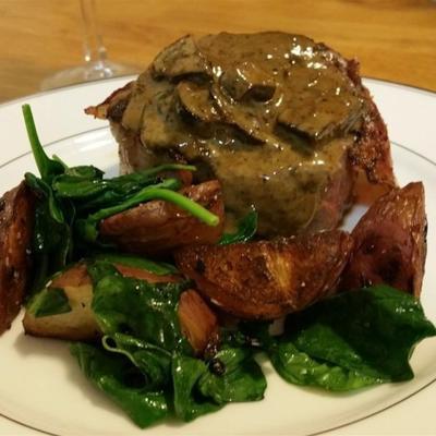 krab-gevulde filet mignon met whisky pepersaus