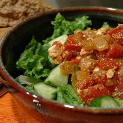 kikkererwten in tomatensaus met feta en wijn