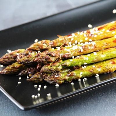 smakelijke gebarbecued asperges