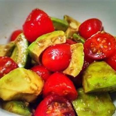 avocado en tomatensalade