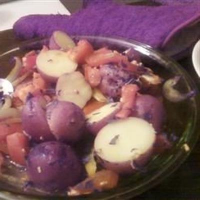 geroosterde aardappelen met tomaten, basilicum en knoflook