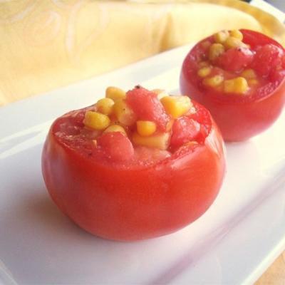 met maïs gevulde tomaten