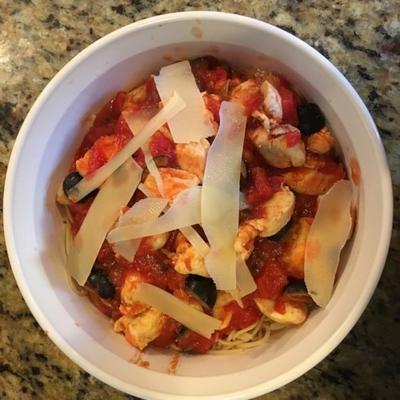 snelle en gemakkelijke kip- en tomatenpasta