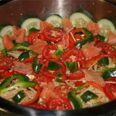 de pastasalade van gerookte zalm van de hulst