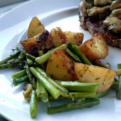 oven geroosterde rode aardappelen en asperges