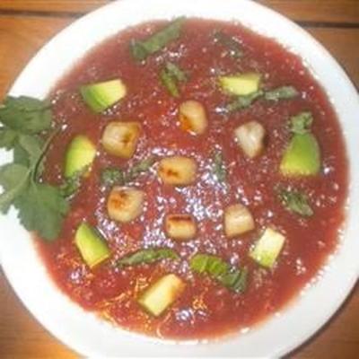 gekoelde tomatensoep met geschroeide sint-jakobsschelpen, avocado en gescheurde basilicum