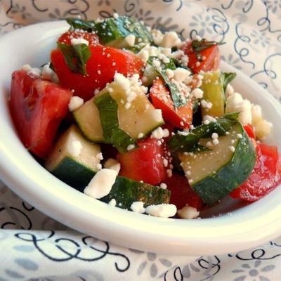 salade van tomaat, basilicum en feta