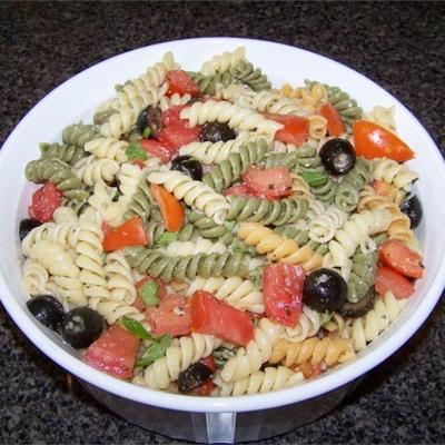 eenvoudige pasta van olijfolie, tomaat en basilicum