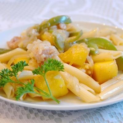 kip en pasta in een mango-roomsaus