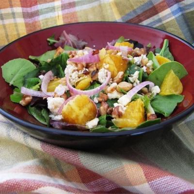 sinaasappel, walnoot, gorgonzola en gemengde greens salade met verse citrusvinaigrette