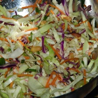 snelle en eenvoudige Thaise koolsalade