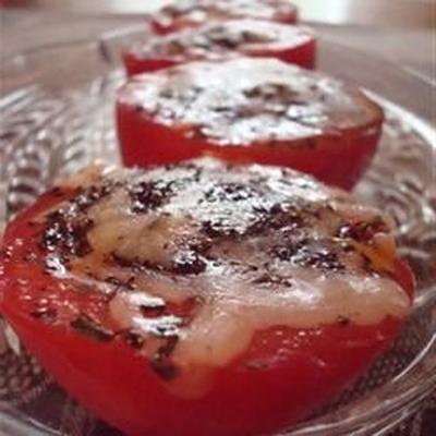 rode, sappige, op kruiden gebakken tomaten